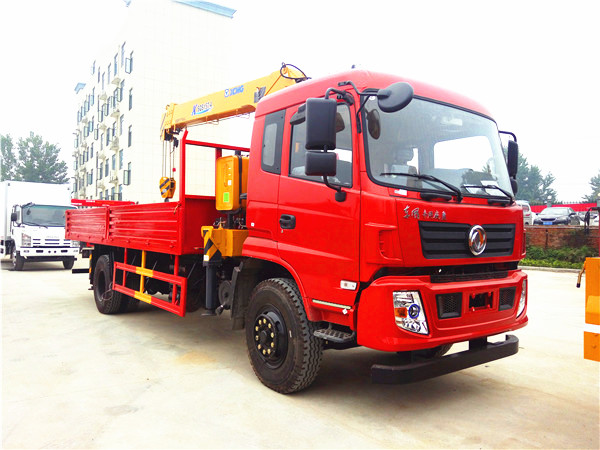徐工6.3噸東風(fēng)隨車(chē)吊（東風(fēng) -- 御虎6.3噸隨車(chē)起重運(yùn)輸車(chē)）