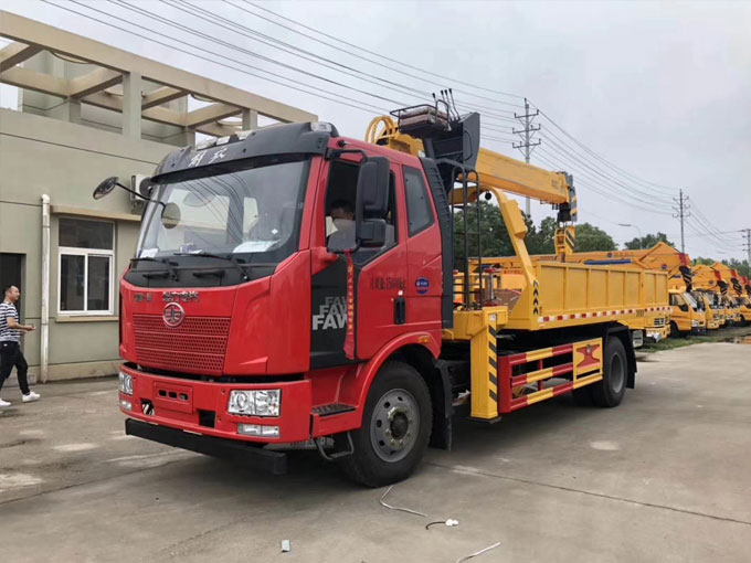 程力吊機(jī)6.3噸解放J6隨車(chē)吊帶清障