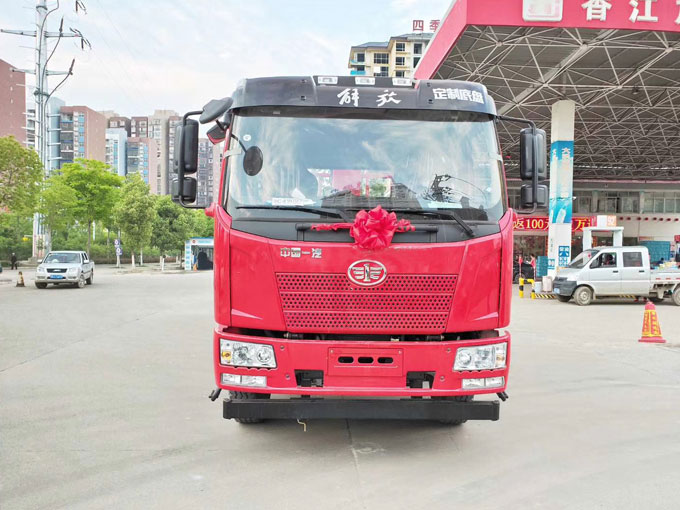 程力吊機(jī)6.3噸解放J6隨車(chē)吊