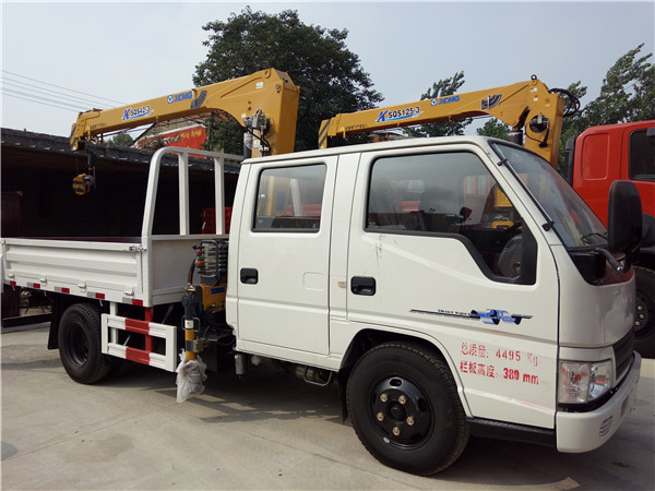 徐工2噸雙排江鈴隨車吊（江鈴2噸隨車起重運(yùn)輸車）