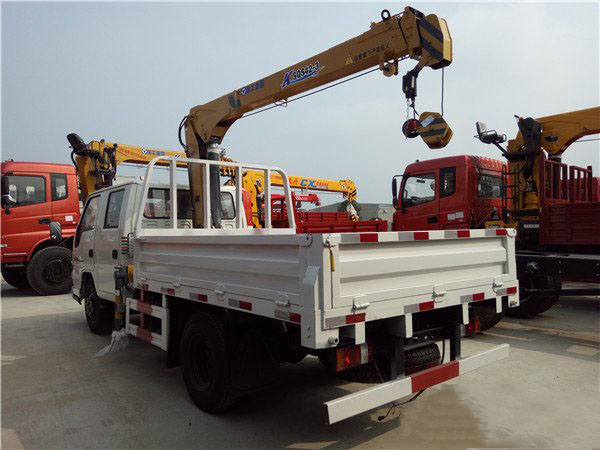 徐工2噸雙排江鈴隨車吊（江鈴2噸隨車起重運(yùn)輸車）