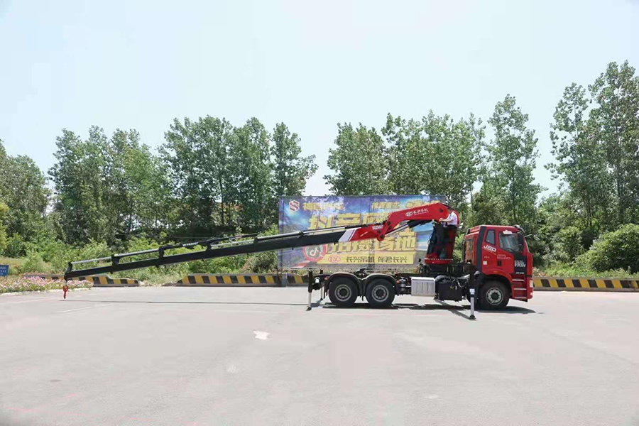 解放30噸折臂隨車(chē)吊