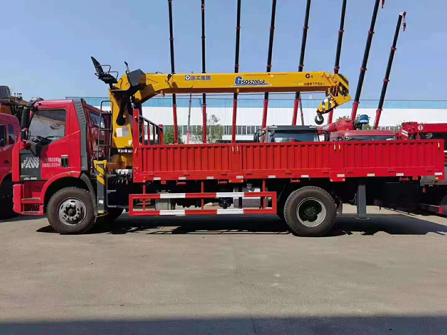 解放J6單橋8噸徐工隨車(chē)吊 圖片展示3