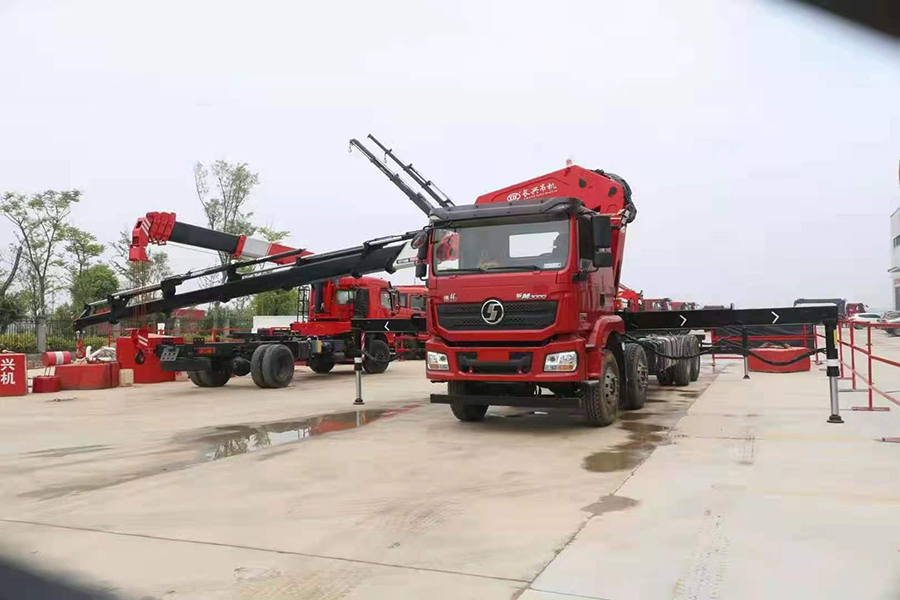陜汽德龍25噸長(zhǎng)興折臂隨車(chē)吊