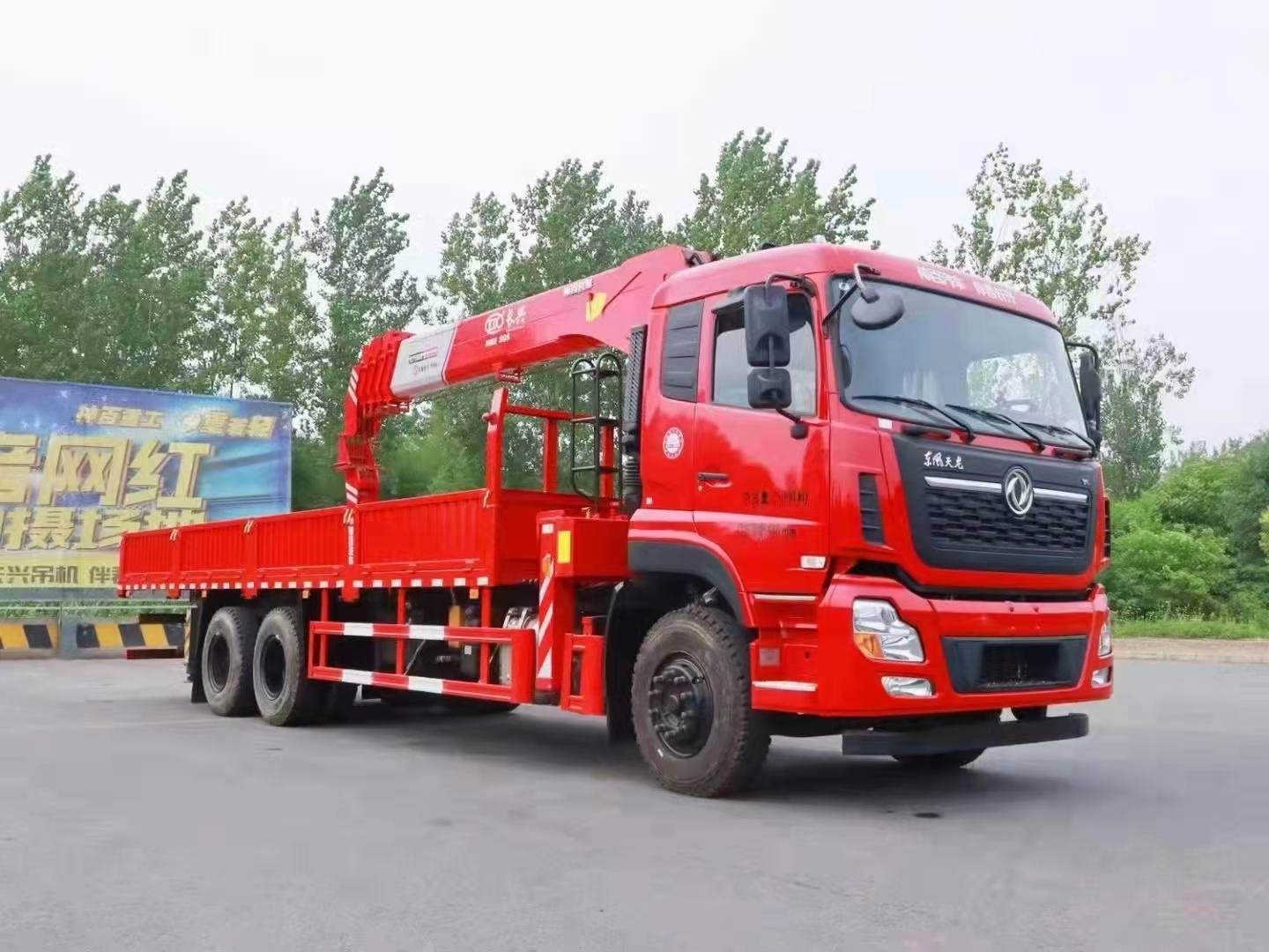 東風(fēng)天龍龍擎300 長(zhǎng)興12噸隨車吊圖片展示3