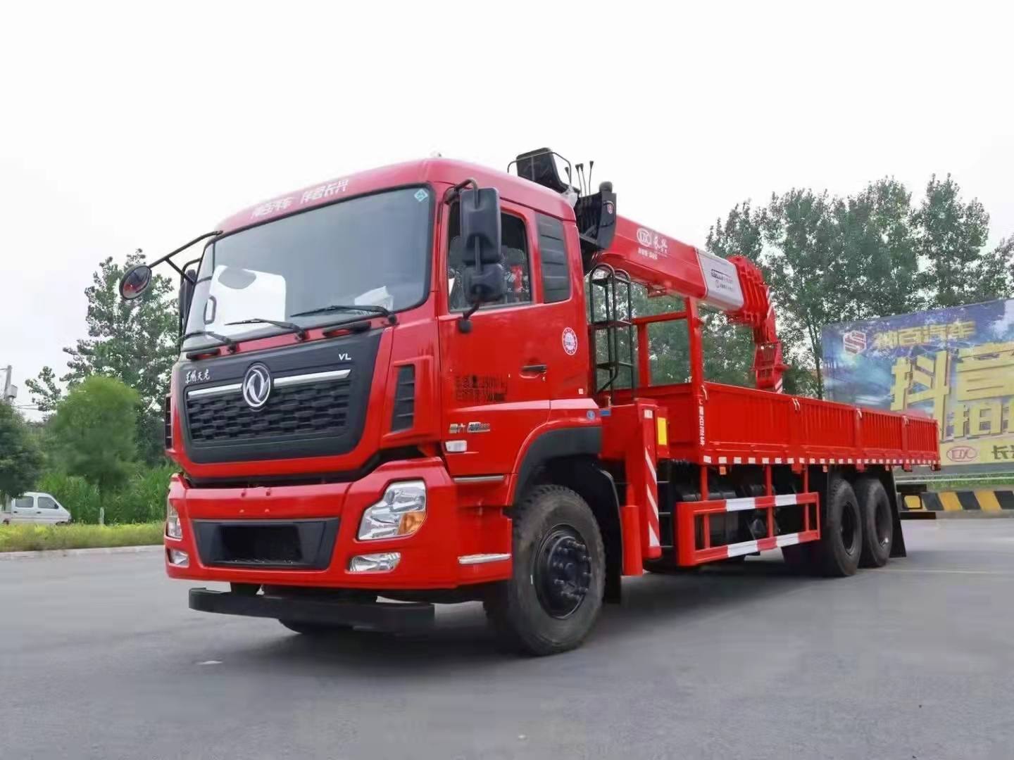 東風(fēng)天龍龍擎300 長(zhǎng)興12噸隨車吊圖片展示6